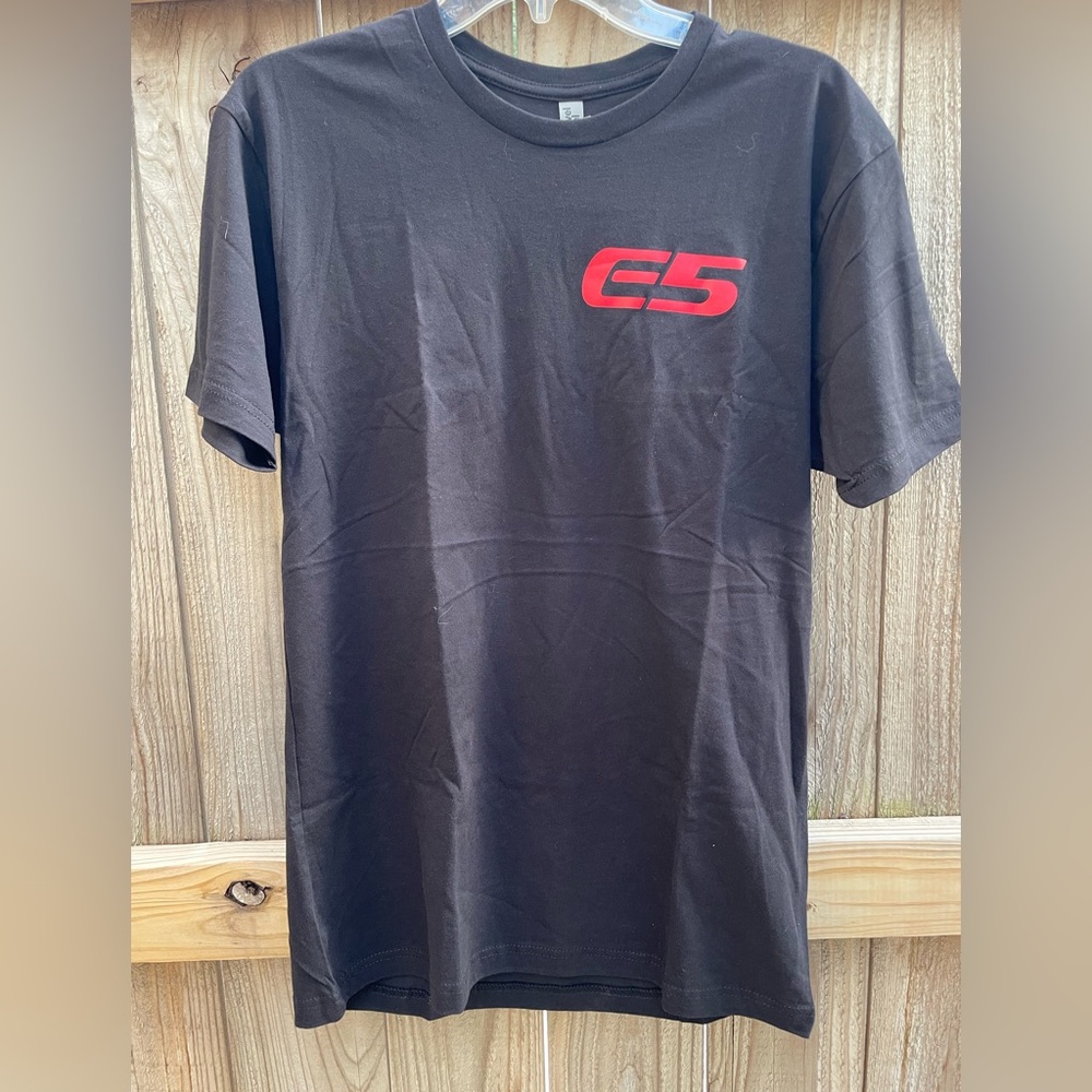 E5 Custom Corvette Wheels Black with Red Logo Unisex Tee Shirt size Medium - Picture 2 of 4